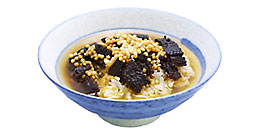 「ぶぶうなぎ」とあられをご飯にのせ、熱いお茶を注いでさらさらと